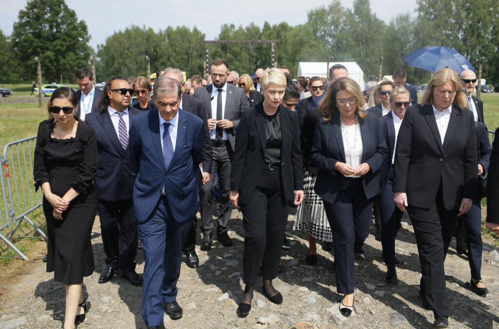 Dotschy Reinhardt, Roman Kwiatkowski, Romani Rose, Bundesratspräsidentin Manuela Schwesig, Malgorzata Kidawa-Blonska (Marschallin des Senats der Republik Polen), Bundestagspräsidentin Bärbel Bas (v.l.) / Bildrechte: Zentralrat Deutscher Sinti und Roma/ Jarek Praszkiewicz